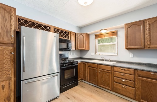 Columbus House | NEWLY RENOVATED 4 bed home w/back yard and deck