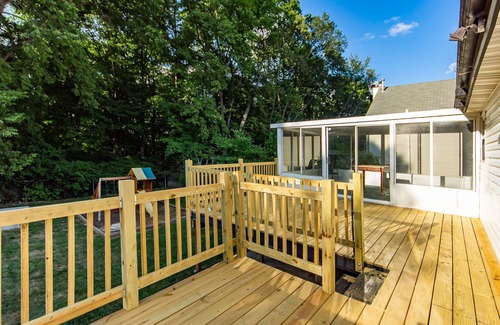 Columbus House | NEWLY RENOVATED 4 bed home w/back yard and deck