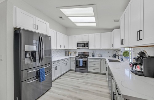 River Mountain House | ❤ Newly Renovated 5BR/3BA Cozy Retreat Strip & Mountain Views, Fire Pit, Pool!n
