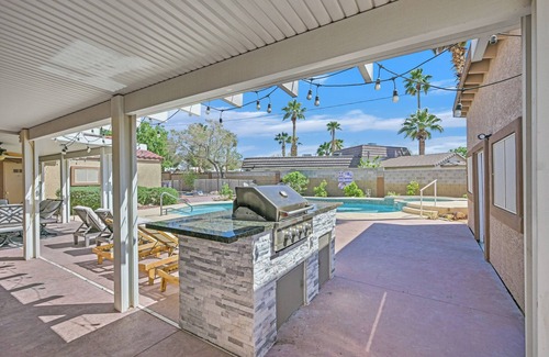 River Mountain House | ❤ Newly Renovated 5BR/3BA Cozy Retreat Strip & Mountain Views, Fire Pit, Pool!n