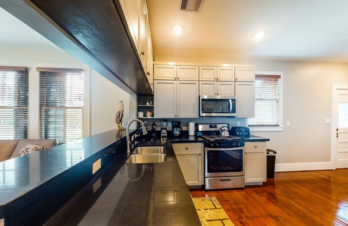 Galveston House | Newly renovated classic home w/free WiFi/full kitchen/yard - close to beaches