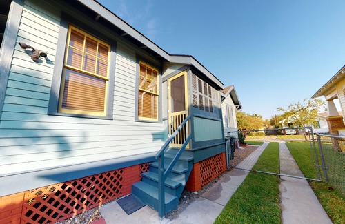 Galveston House | Newly renovated classic home w/free WiFi/full kitchen/yard - close to beaches