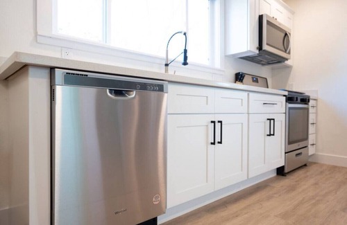 Grant Apartment | Newly Renovated! - Classy Downstairs Flat