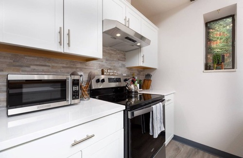 Warrior's Mark Condo | Newly Renovated Condo Walking Distance to Main St