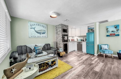 Holmes Beach Cottage | Newly renovated Cozy Beach Cottage B 1/2 of a duplex, 3min walk to beach