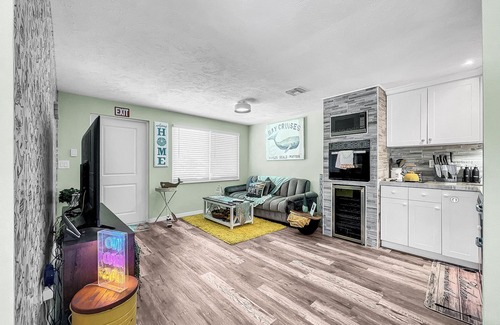 Holmes Beach Cottage | Newly renovated Cozy Beach Cottage B 1/2 of a duplex, 3min walk to beach