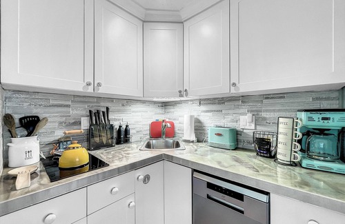 Holmes Beach Cottage | Newly renovated Cozy Beach Cottage B 1/2 of a duplex, 3min walk to beach
