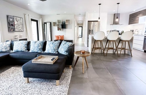 Naples Park House | Newly Renovated Contemporary Beach Retreat