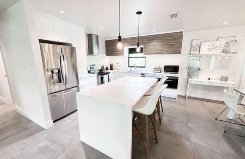 Naples Park House | Newly Renovated Contemporary Beach Retreat