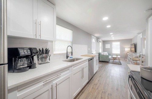 Sun Bay South House | ✨Newly Renovated Couple’s Retreat✨ 2Bd/1B w King 🛏