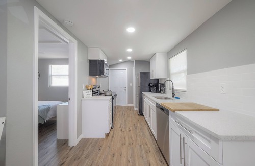 Sun Bay South House | ✨Newly Renovated Couple’s Retreat✨ 2Bd/1B w King 🛏