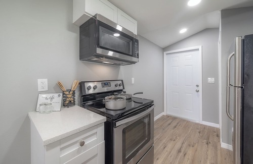 Sun Bay South House | ✨Newly Renovated Couple’s Retreat✨ 2Bd/1B w King 🛏