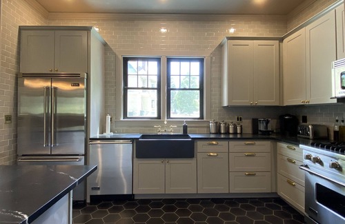 Athens House | Newly Renovated Designer 3-BR/2-BTH Carriage House in Athens!