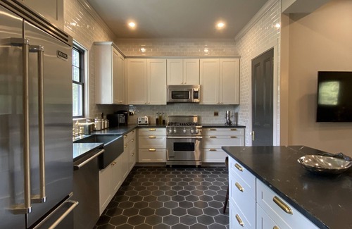 Athens House | Newly Renovated Designer 3-BR/2-BTH Carriage House in Athens!