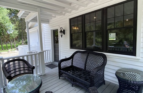 Athens House | Newly Renovated Designer 3-BR/2-BTH Carriage House in Athens!