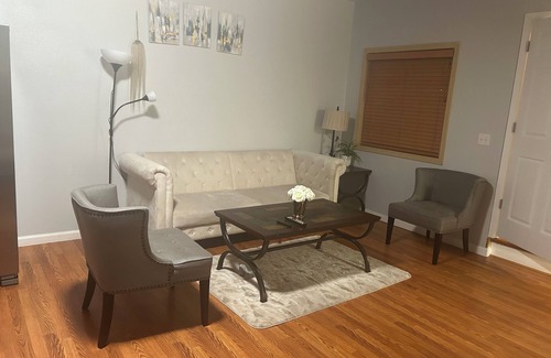 Des Moines House | Newly Renovated Downstairs 3BR/2BA Suite — Near Airport + Laundry + Parking