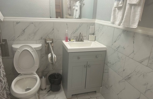 Des Moines House | Newly Renovated Downstairs 3BR/2BA Suite — Near Airport + Laundry + Parking
