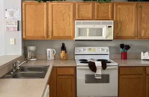 Kissimmee House | Newly Renovated - Family Friendly - Backs onto Pond - WiFi - Close to Disney