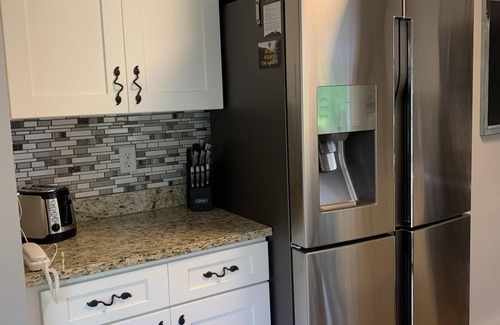 The Galena Territory House | Newly Renovated. Gorgeous Retreat w/seasonal waterfall view! Dogs under 25 LBS