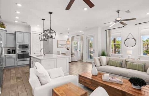 Panama City Beach Condo | Newly Renovated Home with Community Pool, &4 Bikes