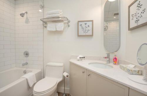 Village North House | Newly Renovated KING BED STUDIO in the Village
