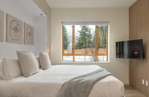 Village North House | Newly Renovated KING BED STUDIO in the Village