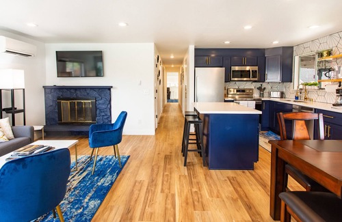 West End House | *NEWLY Renovated* King Bed Retreat in North Tacoma