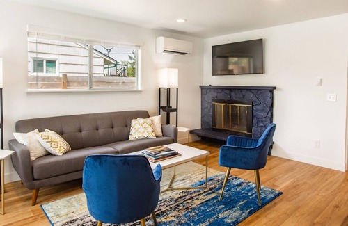 West End House | *NEWLY Renovated* King Bed Retreat in North Tacoma