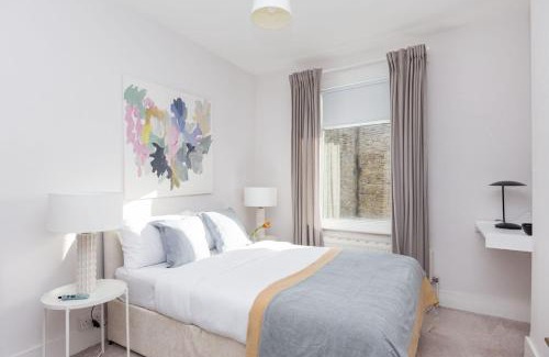 Bruce Grove House | Newly renovated large 4/5 bedroom Victorian terrace house with garden.