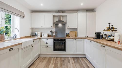 Lechlade House | Newly renovated luxury 2-bed cottage, garden & private parking, perfect for getaways