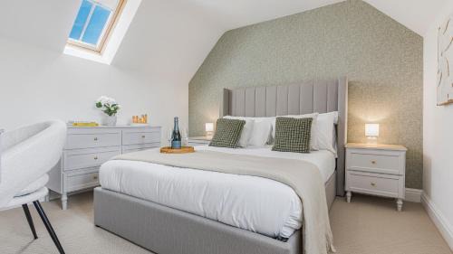 Lechlade House | Newly renovated luxury 2-bed cottage, garden & private parking, perfect for getaways