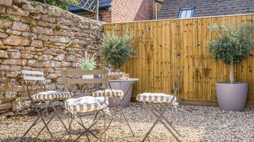 Lechlade House | Newly renovated luxury 2-bed cottage, garden & private parking, perfect for getaways