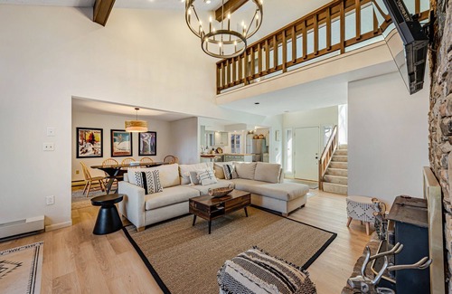 Hidden Valley House | Newly Renovated mountain top Ski House - Short Walk to Slopes