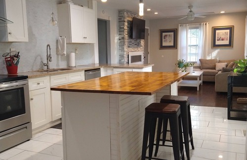 Jefferson Park House | Newly renovated multi-unit City Gingerbread House near Hartfield-Jackson Airport