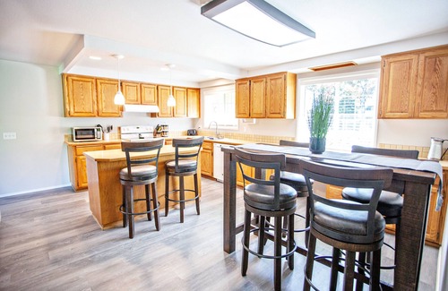 Eugene House | Newly renovated, near the U of O and Hayward field . Garage space available.