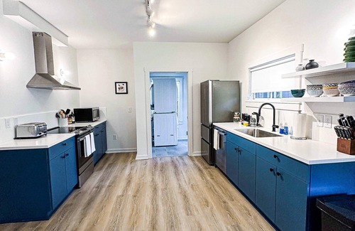 Burns Park Apartment | Newly Renovated Neighborhood Gem