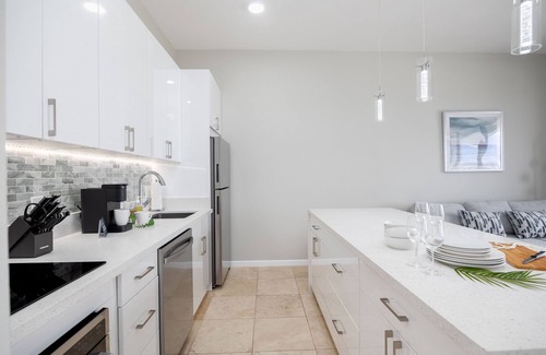 Waikiki Condo | Newly Renovated Ocean & Diamond Head Views Condo with Parking