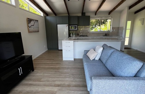 Shelly Park Cottage | Newly renovated one bedroom house near beaches, shopping and great schools