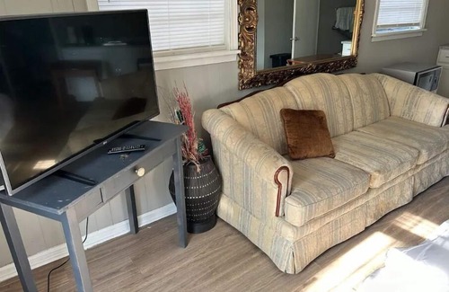 Tarrant House | newly renovated one bedroom studio.