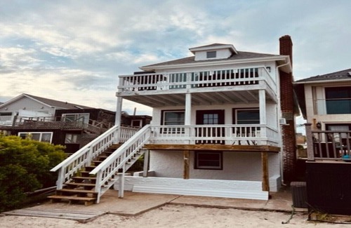 Alden Manor Apartment | Newly-Renovated One-Bedroom on the Beach