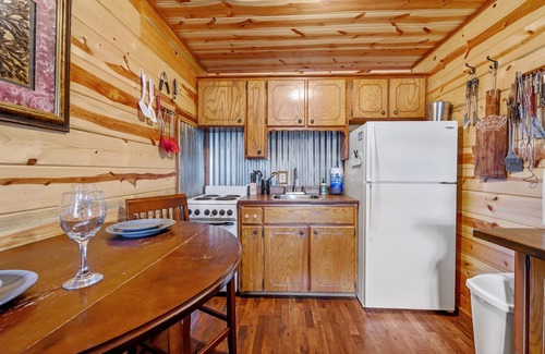 Hochatown Cabin | Newly Renovated - Osage 1 Bedroom with Hot Tub near the Lake!