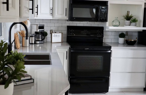 Leamington House | Newly Renovated! Paradise Point Lake House