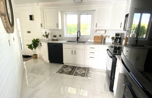 Leamington House | Newly Renovated! Paradise Point Lake House