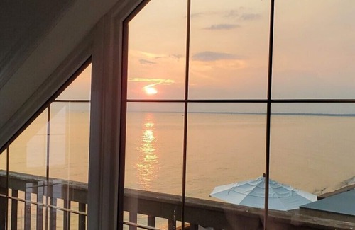 Leamington House | Newly Renovated! Paradise Point Lake House
