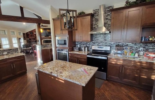 Weston House | Newly Renovated Private Ranch Get-A-Way