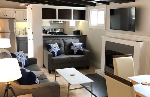 Balboa Island Cottage | Newly renovated, Reserved Parking, Rooftop Deck, HVAC Steps to Bay Beach & Shops