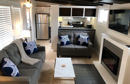 Balboa Island Cottage | Newly renovated, Reserved Parking, Rooftop Deck, HVAC Steps to Bay Beach & Shops