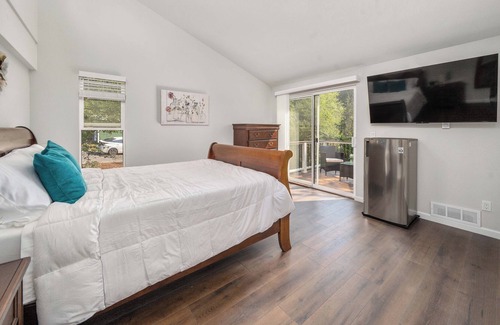 Kent House | Newly Renovated/Secluded - 6 bedrooms, 3 baths, 2 kitchens, 2 decks & patio area