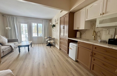 Oro-Medonte Condo | Newly Renovated Ski-In Ski-Out 1-Bedroom Condo by Horseshoe Valley. Heated Pool, Sauna, Gym.