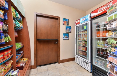 Northeast Heights Condo | Newly Renovated Suite | Free Daily Breakfast, Pool + Hot Tub Access